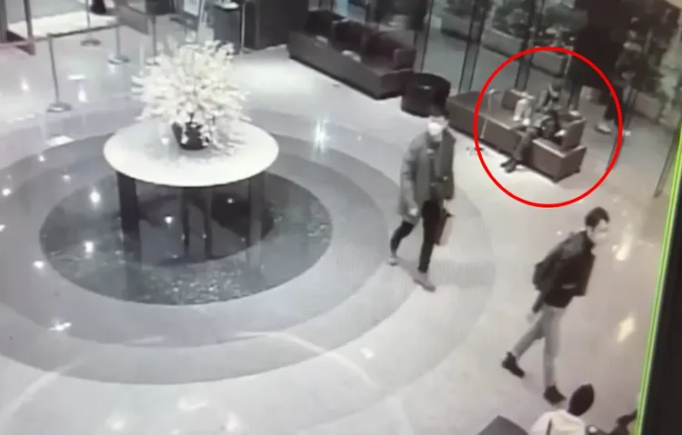 徐男坐下後開始搜刮一旁包包。翻攝畫面