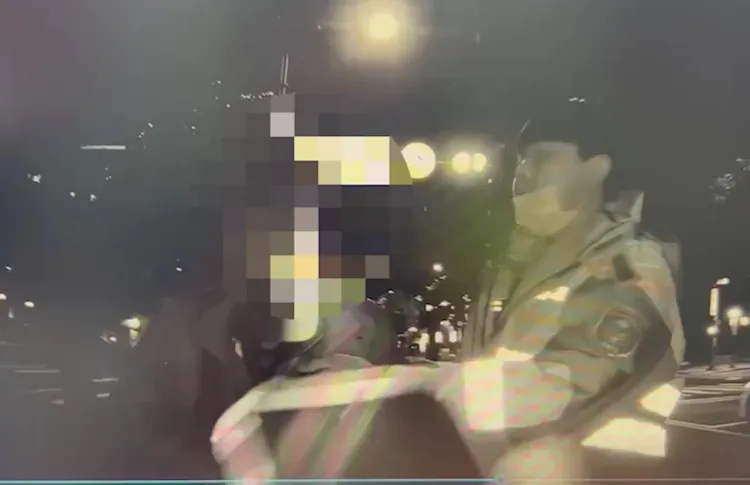 警方在和平醫院附近逮人。翻攝畫面