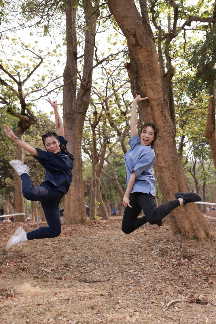 夏沐與梁舒涵樂在工作中。寬寬整合行銷提供