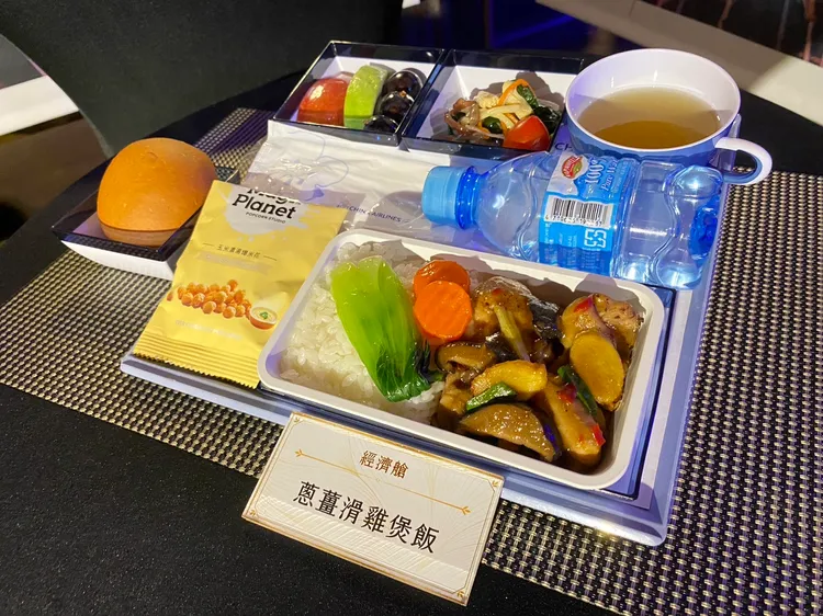 經濟艙蔥薑滑雞煲飯。陳怡文攝