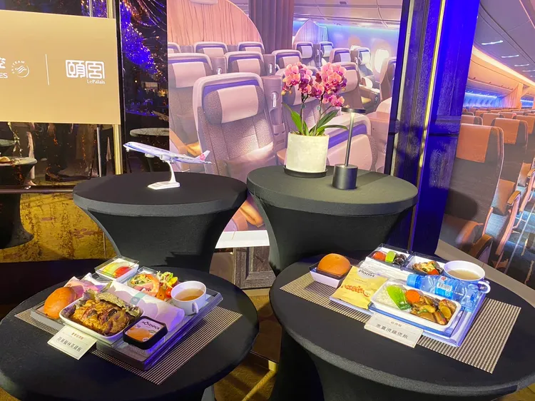 豪華經濟艙及經濟艙餐點。陳怡文攝