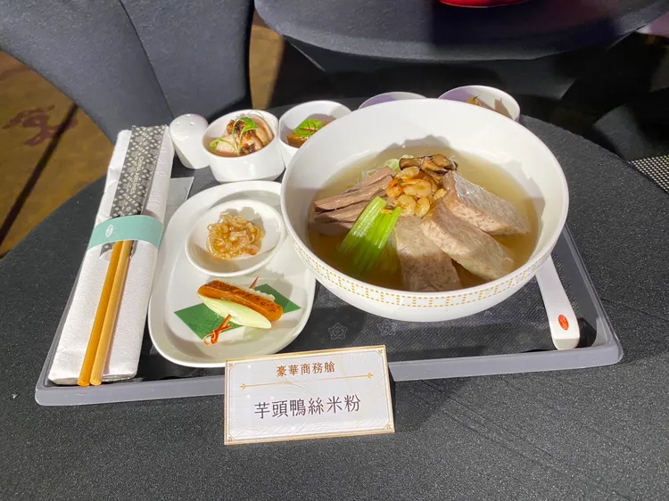 豪華商務艙主菜「芋頭鴨絲米粉」。陳怡文攝