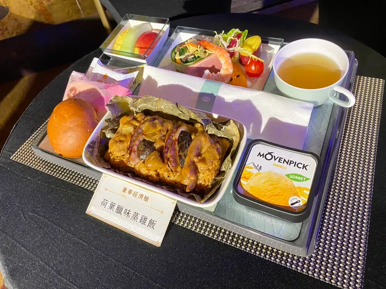 豪華經濟艙主菜荷葉臘味蒸雞飯。陳怡文攝