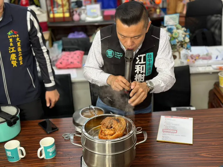 江和樹現場拆封烹煮。江和樹辦公室提供