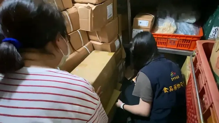 台中市衛生局今派人稽查，發現是業者出貨前製造、有效日期標籤打錯。市府提供