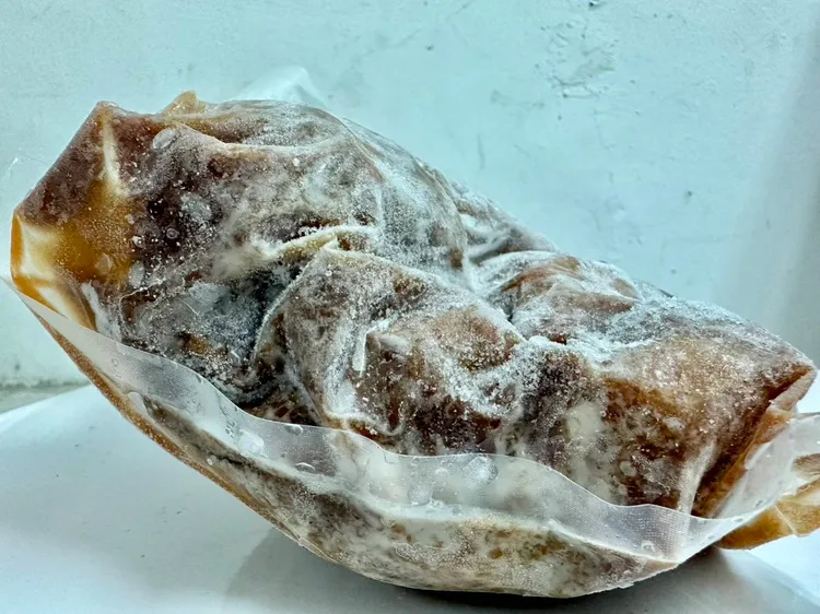 過期近10年的冷凍蹄膀。江和樹辦公室提供