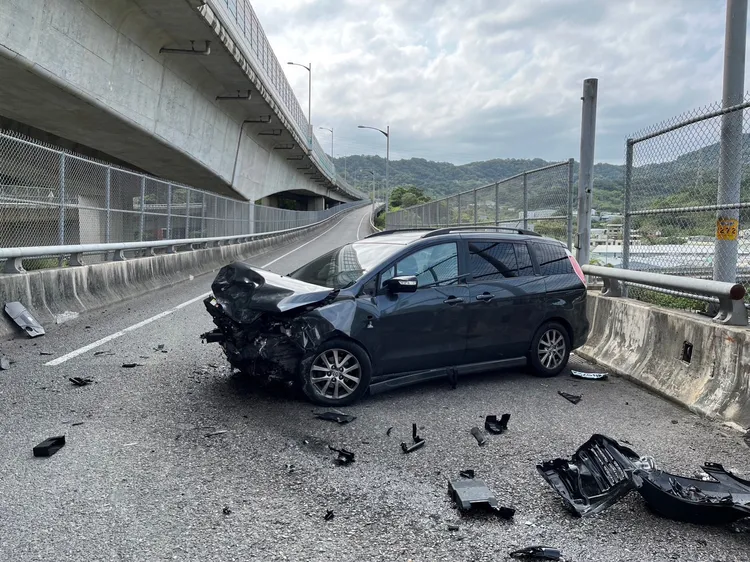 闖紅燈肇事的黑色轎車。蘆洲警分局提供