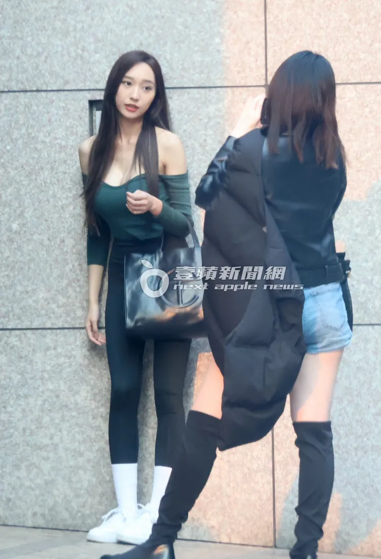 夏娜（左）E奶炸裂出來。特勤中心攝