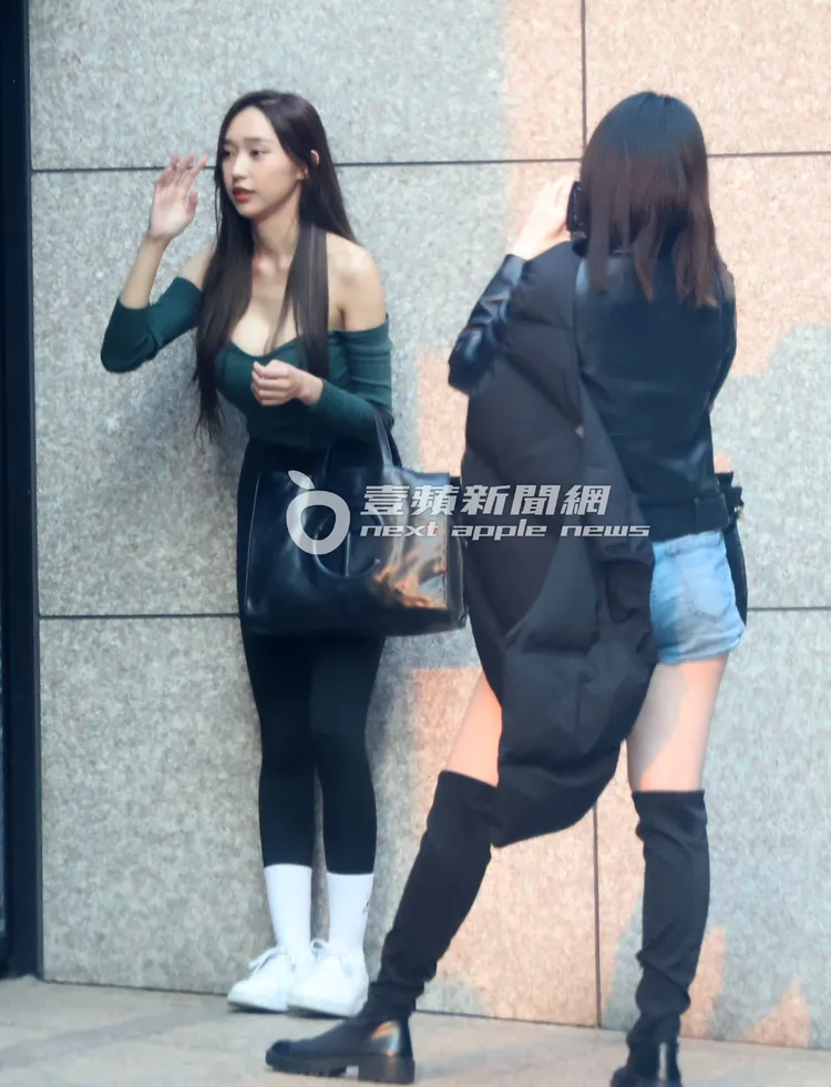夏娜（左）目測擁有E奶。特勤中心攝