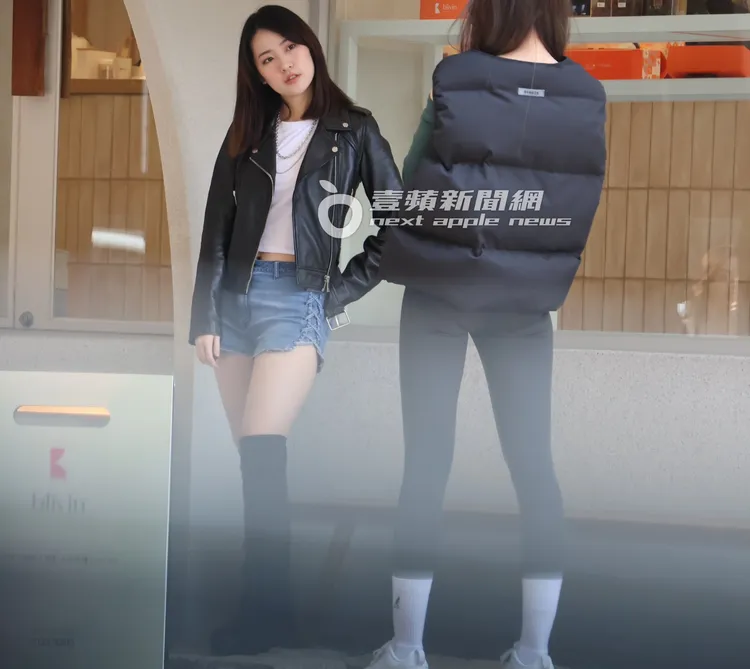 葛宸羽（左）小露肚臍拍照。特勤中心攝