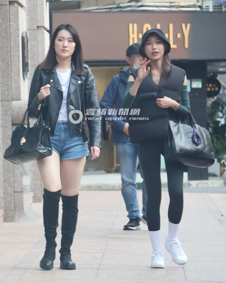 夏娜（右）穿起羽絨背心把E奶藏起來。特勤中心攝