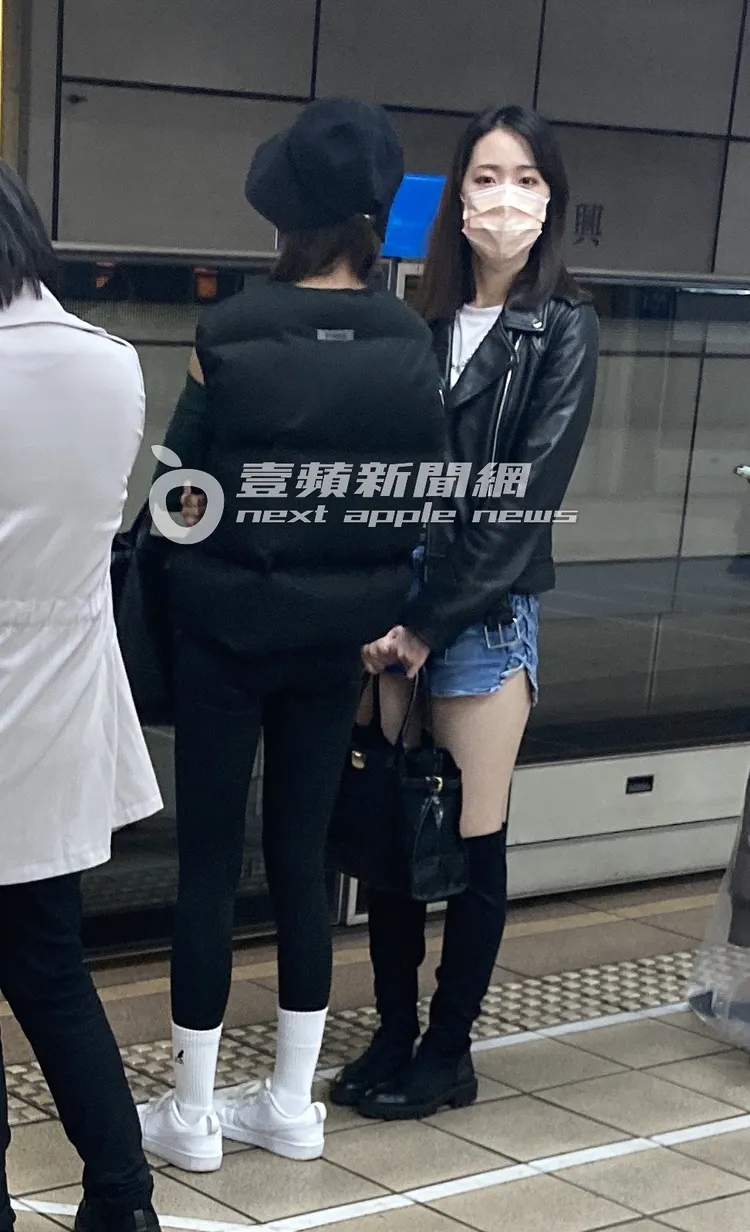 阿寶（右）戴口罩搭捷運。特勤中心攝