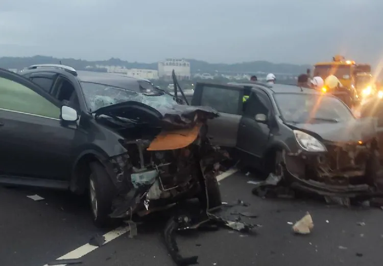 2輛自小客閃避掉落物，失控自撞護欄，車頭嚴重凹陷。讀者提供