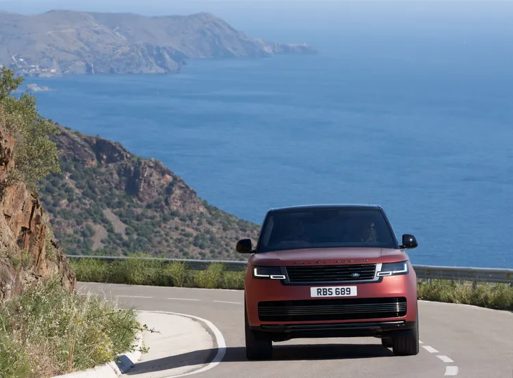 Range Rover SV搭載的4.4升 V8雙渦輪增壓引擎，具備530匹馬力與76.5kgm的最大扭力輸出，Dynamic Launch模式下0-100 km/h加速僅需4.6 秒即可完成。原廠照片
