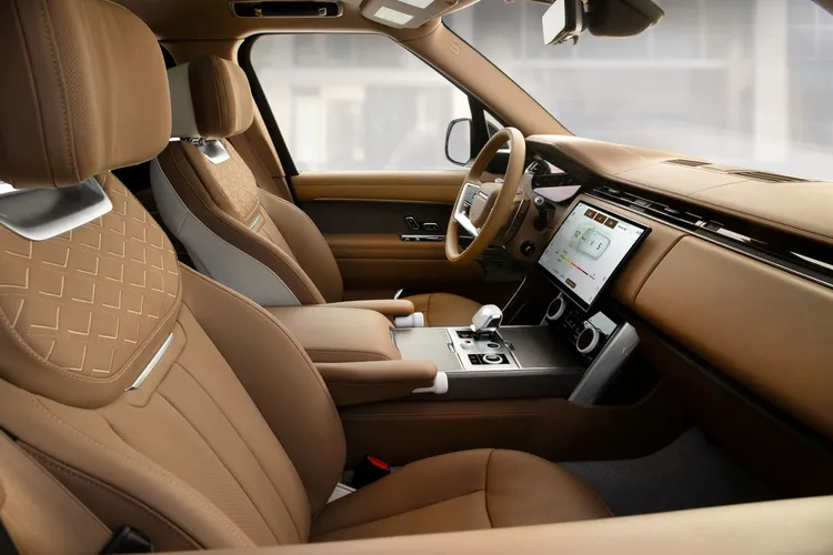 駕駛控制介面由13.7吋全數位儀表與13.1吋懸浮式曲面觸控螢幕組成。原廠照片