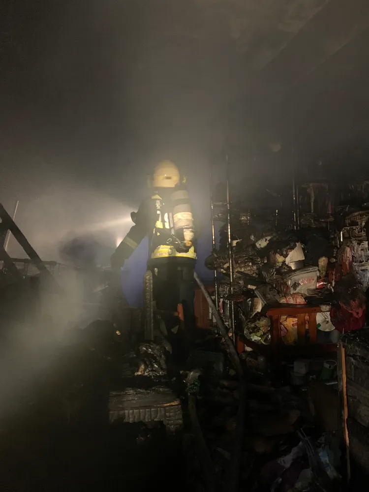 消防人員勘查火場。民眾提供