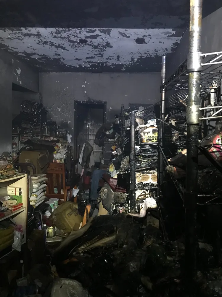 客廳堆滿雜物，初步研判為點蚊香不慎引發。民眾提供