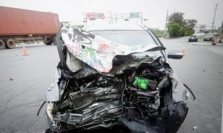 遭撞休旅車嚴重扭曲變形，駕駛及乘客受困車內。讀者提供