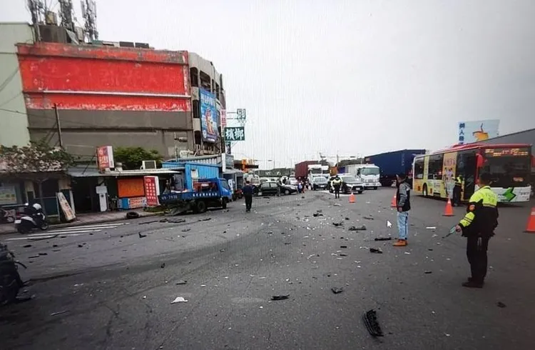 事故現場佔據單線車道，警方到場處理並執行交通疏導。讀者提供