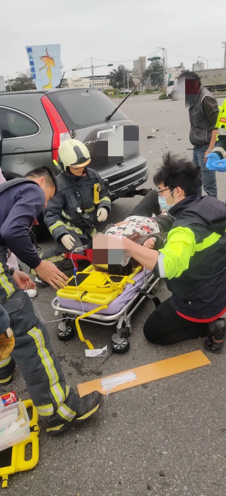 消防人員到場協助將傷者固定送醫。讀者提供