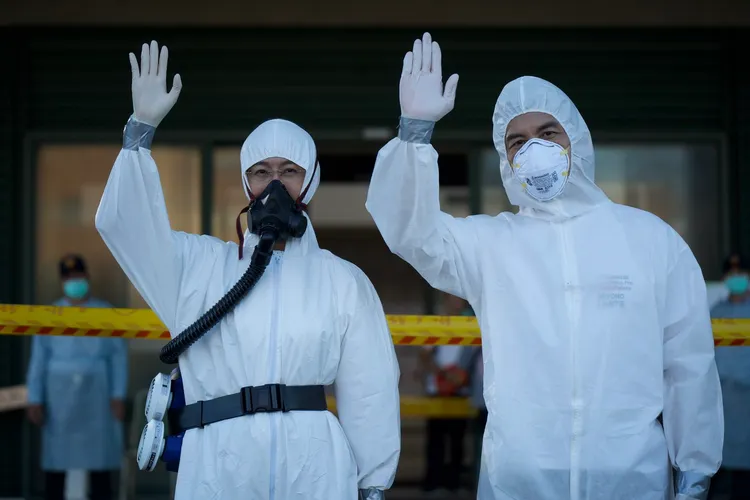 張詩盈(左)穿著穿脫不易的防護裝備，與蘇炳憲所飾演的前北市府衛生局長，一同進入博愛醫院視察。公視提供