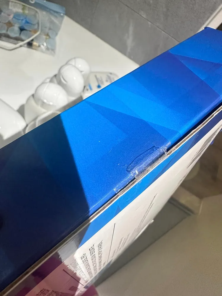 但封膠有感覺被拆開又重封的痕跡，網友懷疑是被退貨商品沒有仔細檢查就上架。引自粉絲團《Costco好市多 商品經驗老實說》