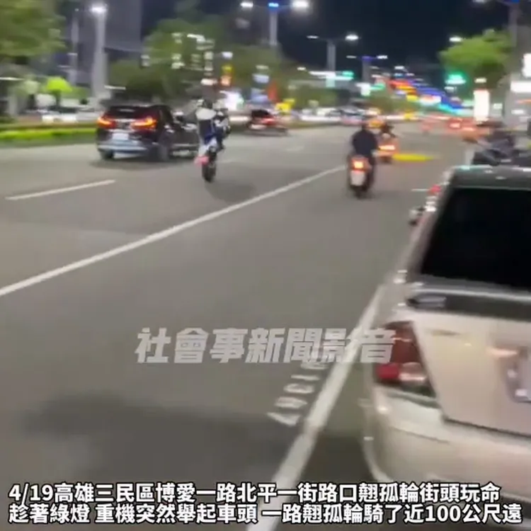 重機翹孤輪危險駕駛，查出身分將重罰。翻攝「社會事新聞影音」