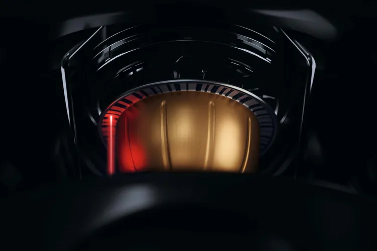 VERTUO POP咖啡機搭載獨家條碼辨識技術，能自動讀取最佳水溫、轉速、預浸時間與杯量等萃取參數。業者提供