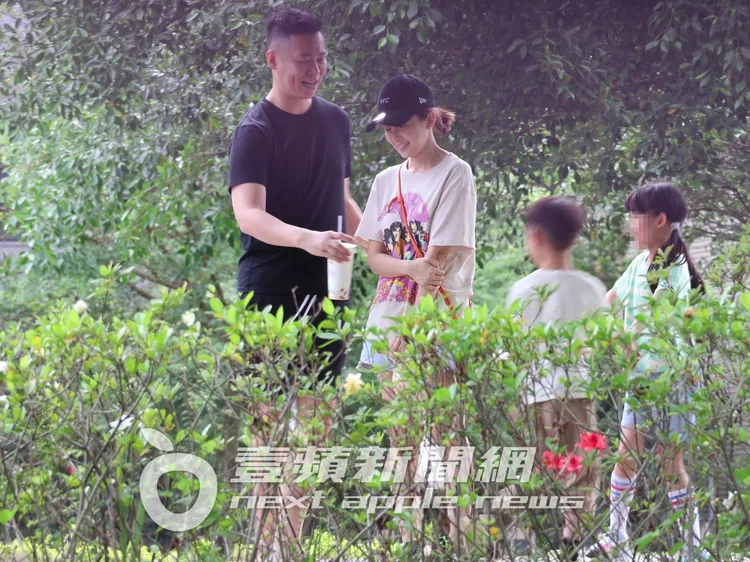 鍾欣怡（左二）閉上眼睛，被孫樂欣和6歲及9歲的兒女包圍，圍成圈圈繞著她打轉。特勤中心攝