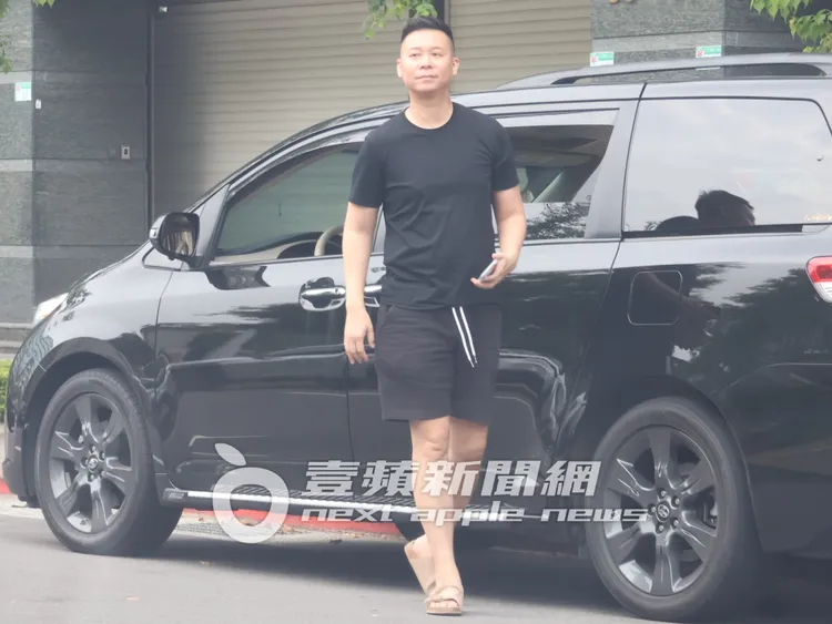 孫樂欣將227萬元的豐田Sienna休旅車，開到公園下車接鍾欣怡和小孩。特勤中心攝