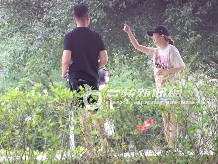 鍾欣怡（右）開心與節目製作人老公孫樂欣，帶一雙寶貝兒女到舊家公園玩耍。特勤中心攝