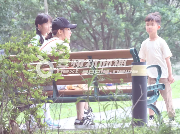 鍾欣怡（中）陪兒子跟女兒在舊家附近的公園放電。特勤中心攝