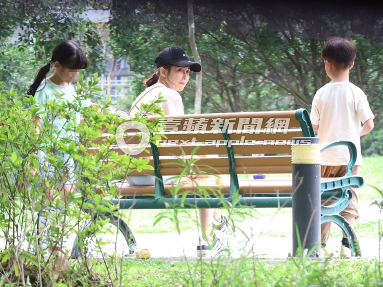 鍾欣怡（中）素顏肌膚看來吹彈可破，坐在椅子上顧小孩，等孫樂欣開車來接。特勤中心攝