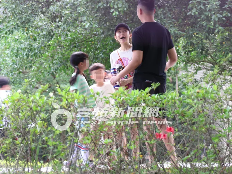 鍾欣怡（右二）跟老公孫樂欣撒嬌，和兒女享天倫。特勤中心攝