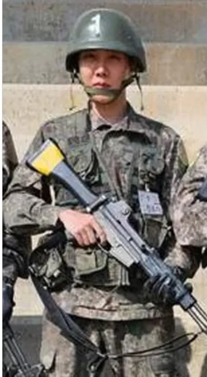 J-HOPE拿著步槍進行訓練。翻攝스포츠조선