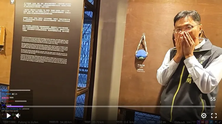 瑞芳區長楊勝閔帶企鵝妹參觀博物館挨轟。