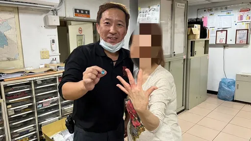 紐約女卡戒疼痛難耐 飛半個地球求助!新北脫戒達人成功救援