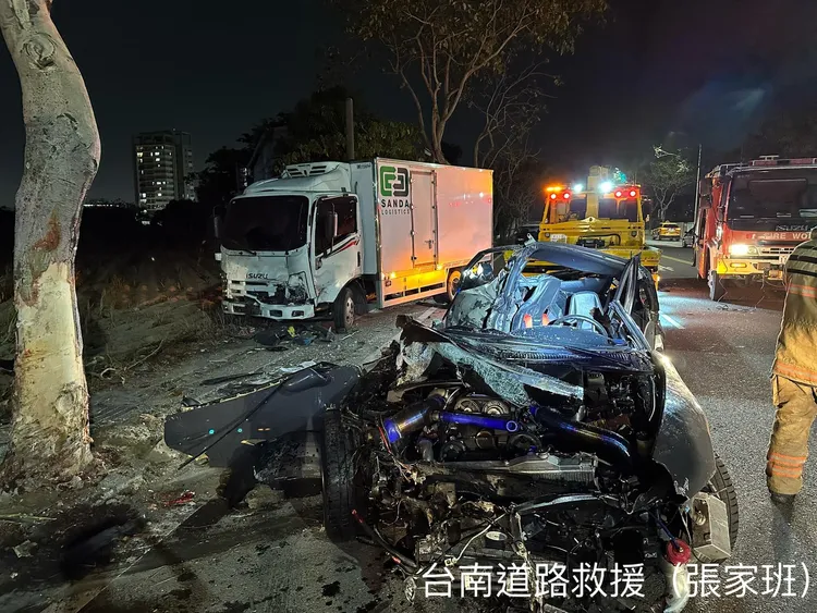 車頭宛如廢鐵。取自臉書台南道路救援張家班
