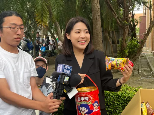 爆米花+可樂來了!徐巧芯在地檢署前開「側翼同樂會」 預告下次發這食物