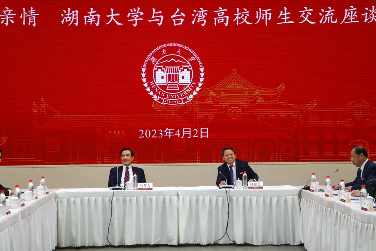 馬英九昨天和湖南大學師生座談，期間提到「兩岸憲法上都屬於一個中國」，遭到陸委會批評。馬辦提供