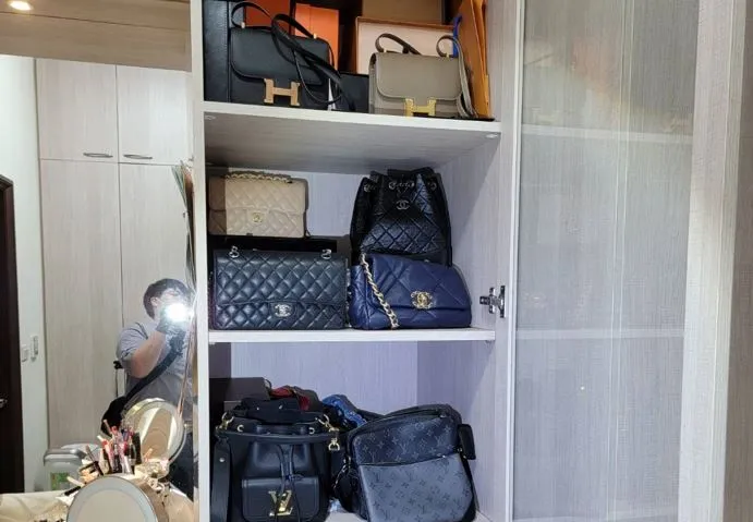 警方查扣香奈兒、愛馬仕、LV包。讀者提供