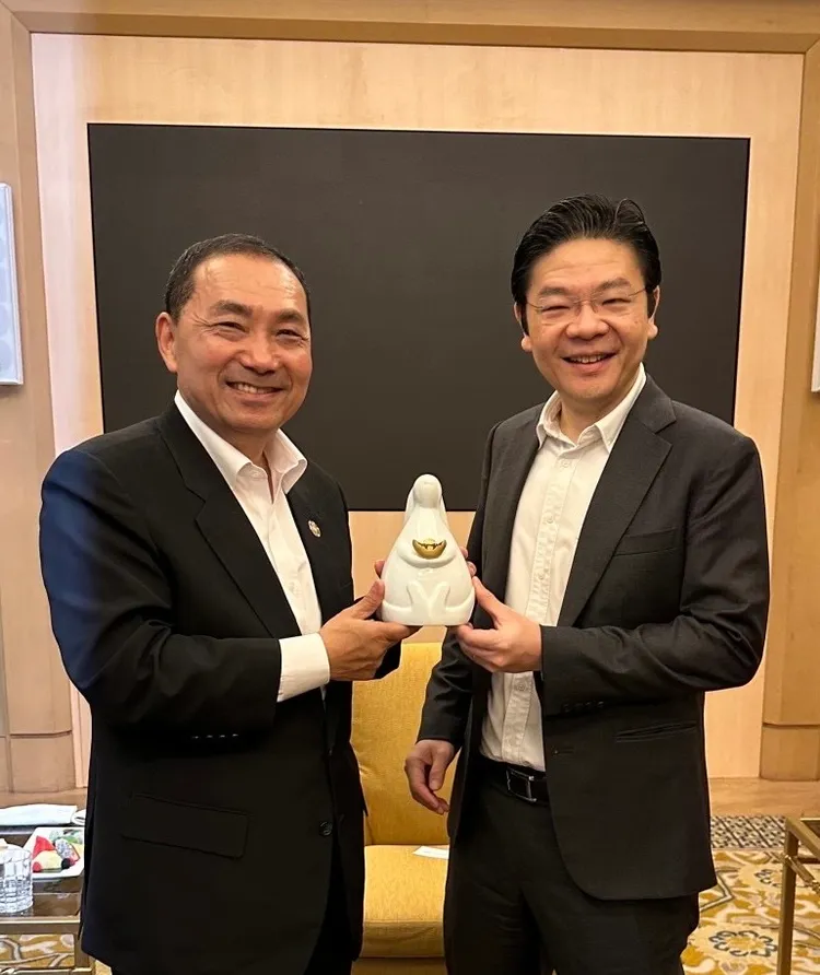 侯友宜昨日臉書po出與新加坡副總理黃循財合照，並稱對方是久違的老朋友。翻攝自侯友宜臉書