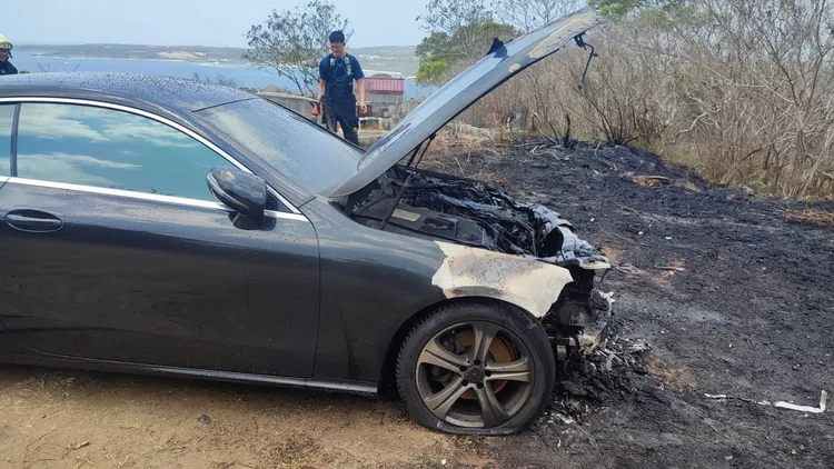 賓士車車頭付之一炬。翻攝畫面