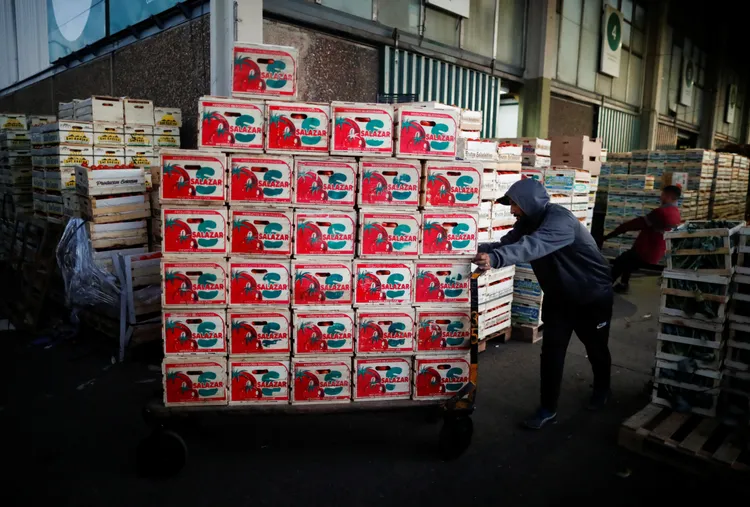 阿根廷人嘆薪水追不上物價；圖為布宜諾斯艾利斯街頭。路透社