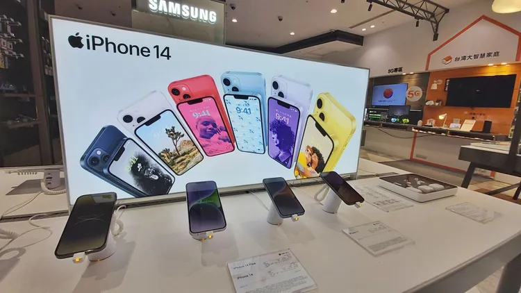 民眾為辦iPhone 14只能從4G用戶轉當5G客戶。莊宗達攝