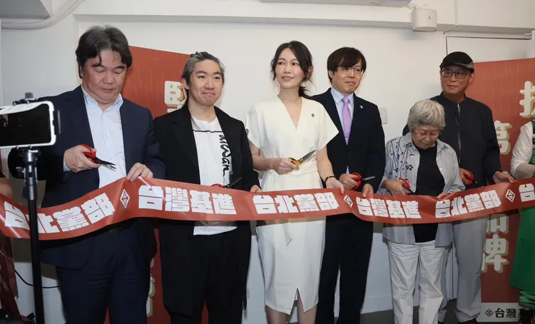 吳欣岱服務處昨天開幕，多位綠營人士出席支持。資料照片 彭欣偉攝