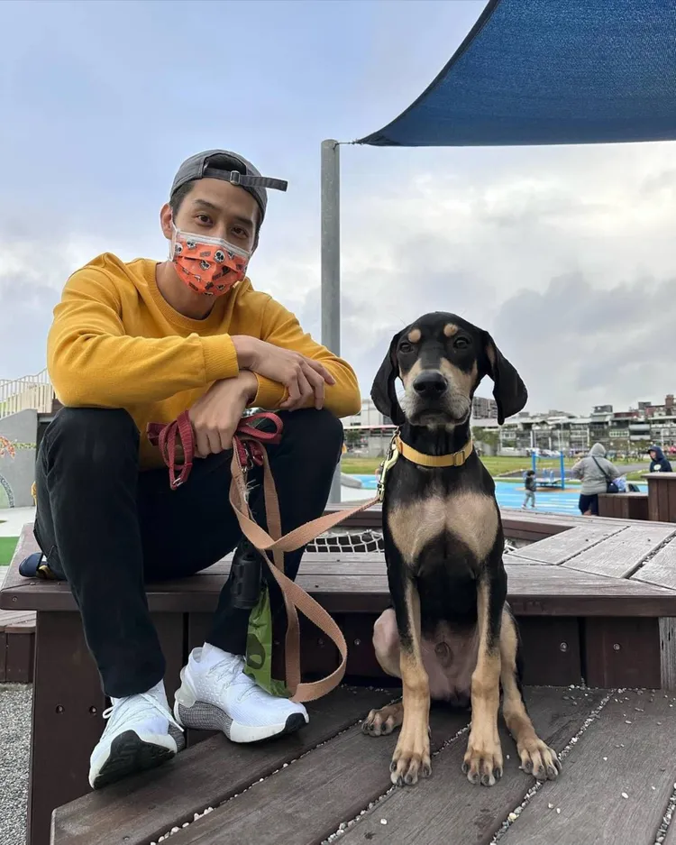 胡宇威（左）外表灑脫，私下為浪浪神經緊繃。三立提供