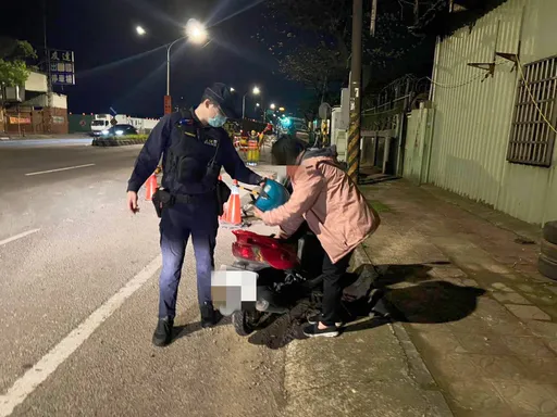 桃園女深夜騎車車輪突爆胎 大園警協助護送返家