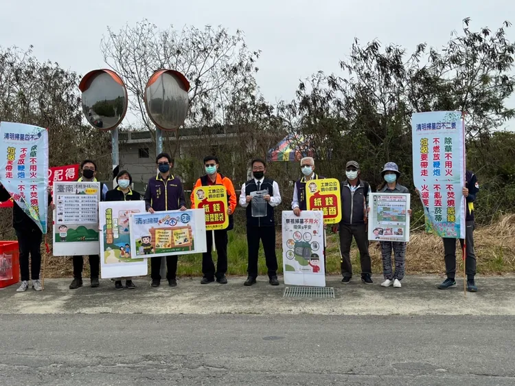 七股消防隊偕同七股區公所在公墓舉牌宣導。消防局提供