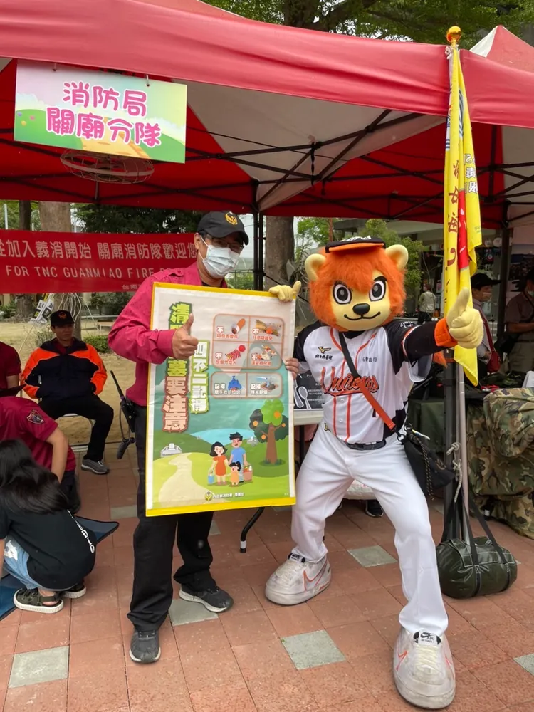 職棒統一獅吉祥物也來幫忙宣導。消防局提供